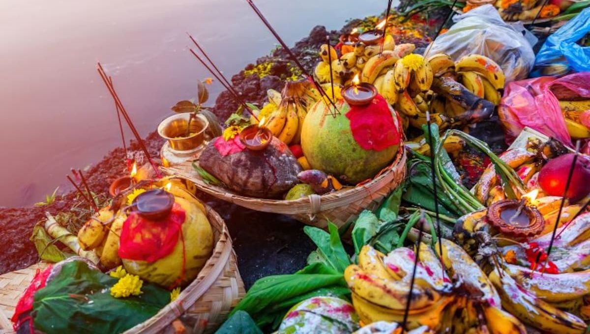 Chhath Puja 2025 में अर्पित किए जाने वाले खास फल और पूजा सामग्री