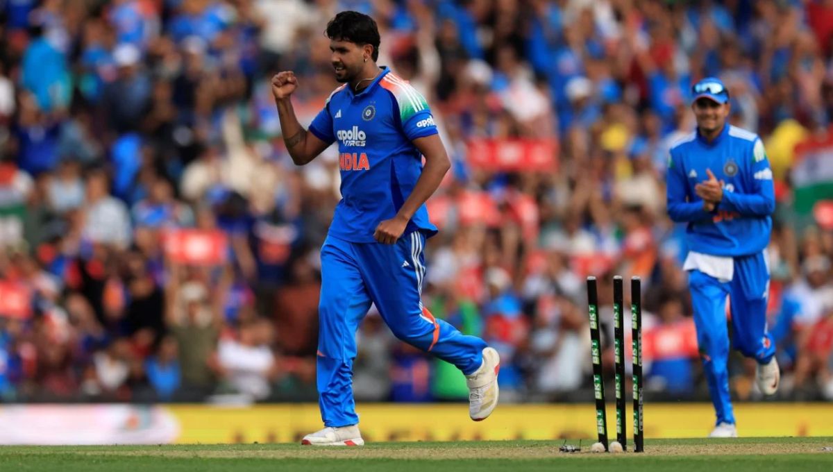 हर्षित राणा सिडनी वनडे में गेंदबाजी करते हुए