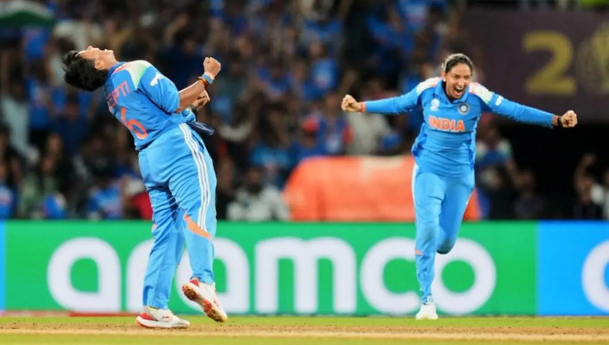 Women’s World Cup 2025 India Winner – भारतीय महिला क्रिकेट टीम ट्रॉफी के साथ जश्न मनाते हुए, वर्ल्ड कप 2025 चैंपियन