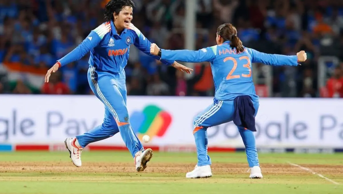 Women’s World Cup 2025 India Winner – भारतीय महिला क्रिकेट टीम ट्रॉफी के साथ जश्न मनाते हुए, वर्ल्ड कप 2025 चैंपियन